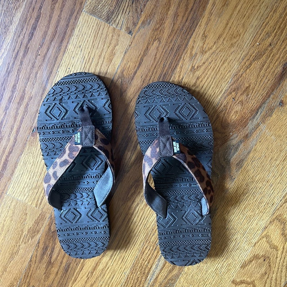 Muk Luk Flip flops WTH Cheetah Print